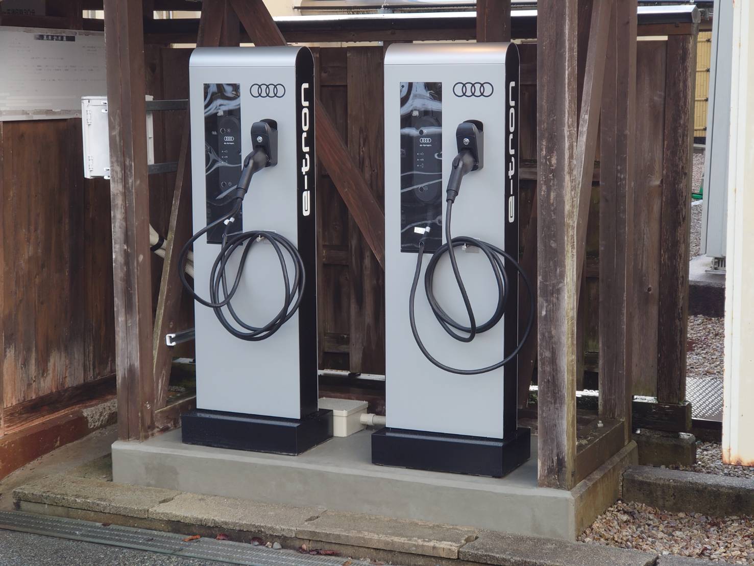 EV充電器e‐tron(8kwh)を導入しました | ホテルシルク温泉やまびこ